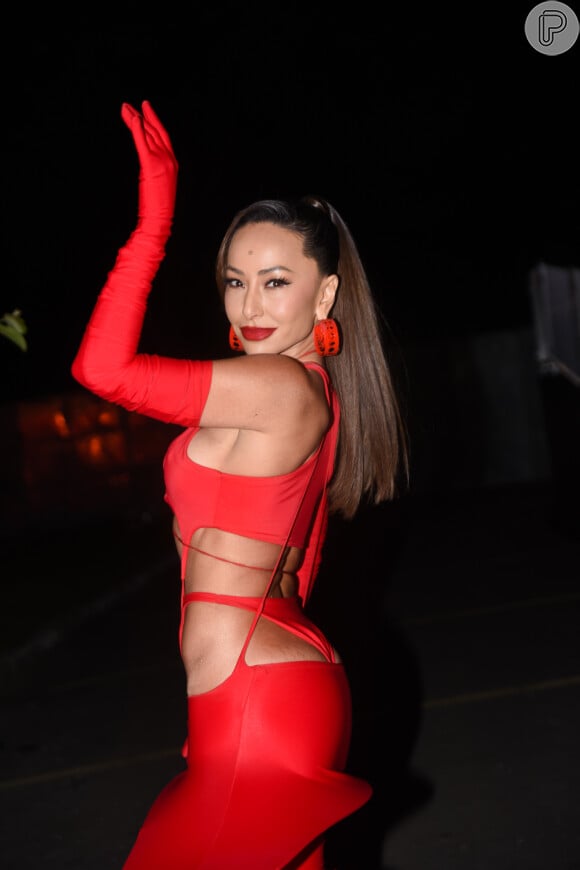 Sabrina Sato usa look longo com recortes em festival de música