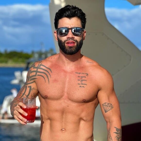 Gusttavo Lima exibiu o corpo sarado em fotos de sunga