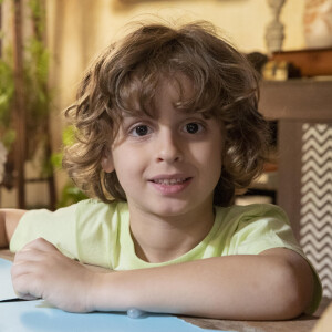 Filho de Ari (Chay Suede) e Brisa (Lucy Alves), Tonho (Vicente Alvite) é disputado pelos pais na novela 'Travessia'