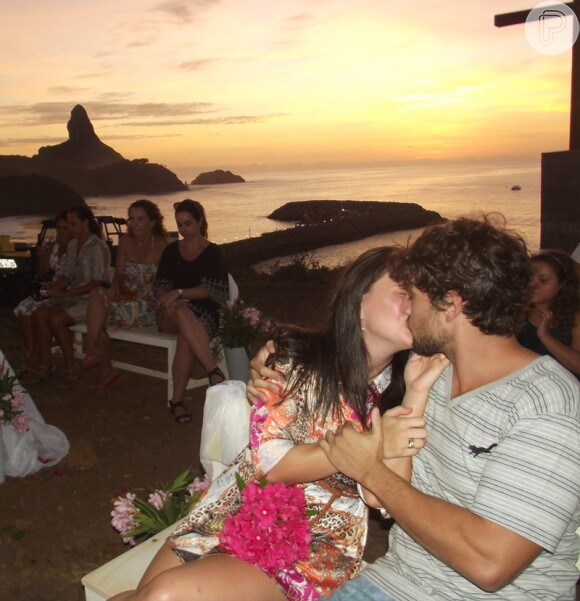 Rafael Cardoso beija Mariana Bridi durante a cerimônia em Fernando de Noronha