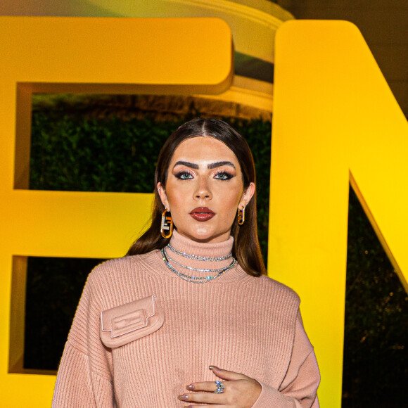 Jade Picon misturou tons de rosa suave e brilho em seu outfit