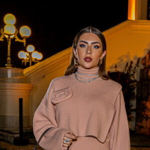 O suéter de Jade Picon tem um minibolsa baguete acoplada