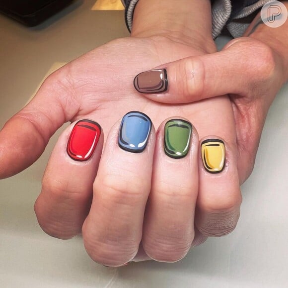 Pop art nails com esmaltes coloridos: nessa foto, cada unha ficou de uma cor