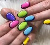 Unhas decoradas tipo pop art nails: misturar o efeito jelly com esse tipo de nail art deixa resultado mais vibrante