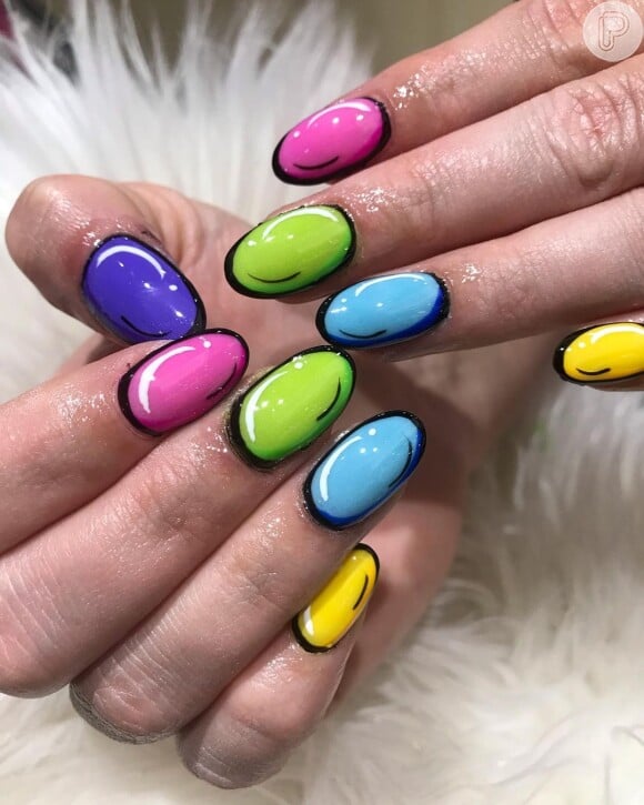Unhas decoradas tipo pop art nails: misturar o efeito jelly com esse tipo de nail art deixa resultado mais vibrante