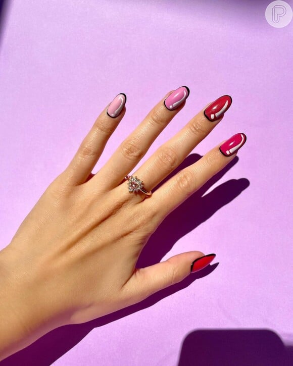 Pop art nails em tons de vermelho e rosa cria um mood delicado