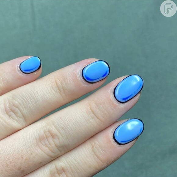 Unhas decoradas em azul com nail art pop art: essa inspiração tem um ar vintage