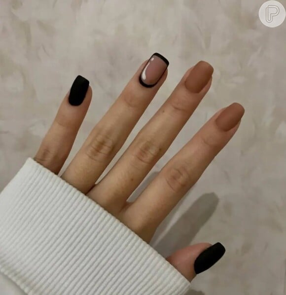 Unha filha única com decoração conhecida como pop art nails: apenas o dedo anelar levou o efeito criativo