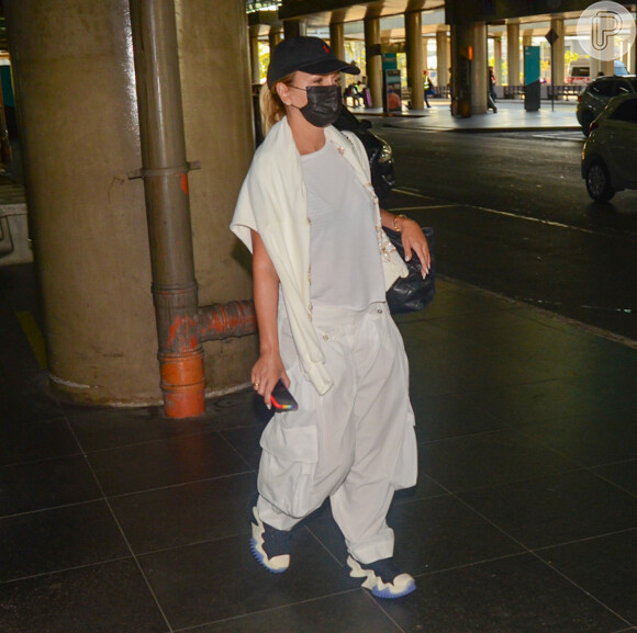 Tons neutros dominaram o aerolook comfy usado por Eliana