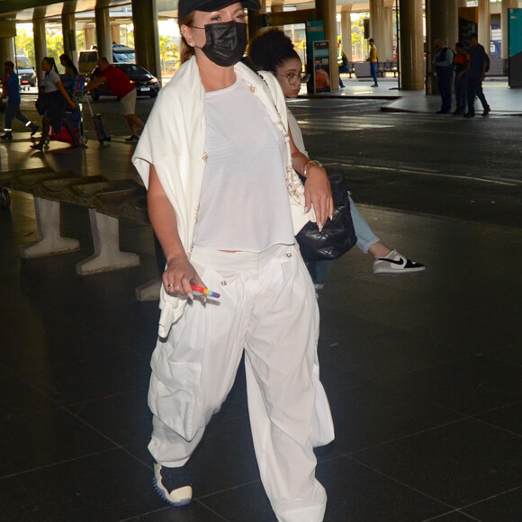 Aerolook confortável usado por Eliana tem boné e solado tratorado