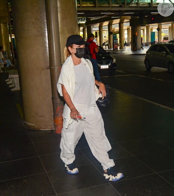 A apresentadora Eliana escolheu um mood comfy para viajar: tons neutros se combinaram no aerollok usado por ela para voltar das Maldivas