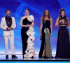 Grammy Latino: Anitta chamou atenção ao subir ao palco para se apresentar ao lado de Luis Fonsi, Thalía e Laura Pausini