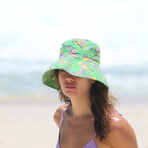De biquíni, Sophie Charlotte fez rara aparição em praia carioca
