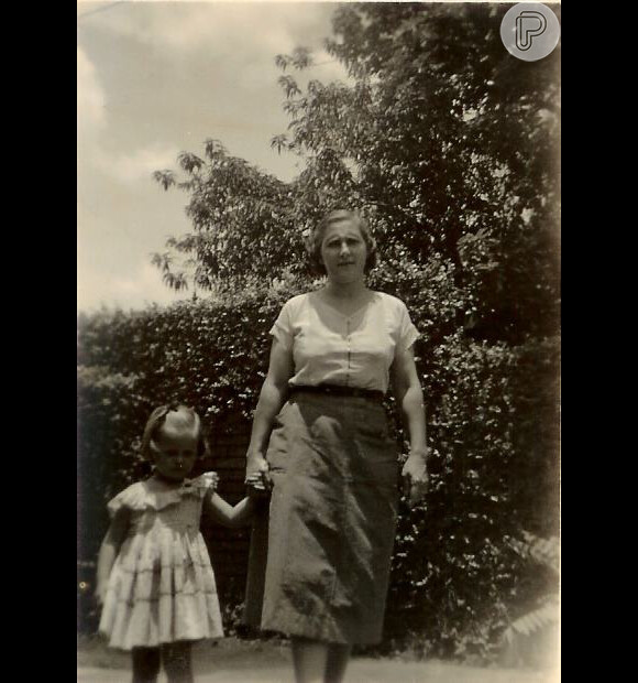 Ana Maria Braga na infância: nesta foto, a apresentadora aparece de mãos dadas com a mãe, ainda muito criança