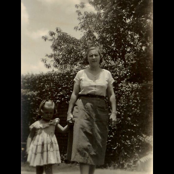 Ana Maria Braga na infância: nesta foto, a apresentadora aparece de mãos dadas com a mãe, ainda muito criança