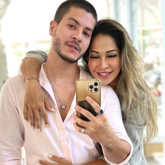 Maíra Cardi e Arthur Aguiar foram flagrados juntos