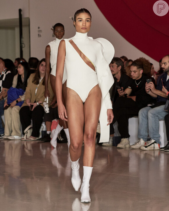 Maiô com gola alta, manga e volume: a peça reúne trends de moda praia para o Verão 2023