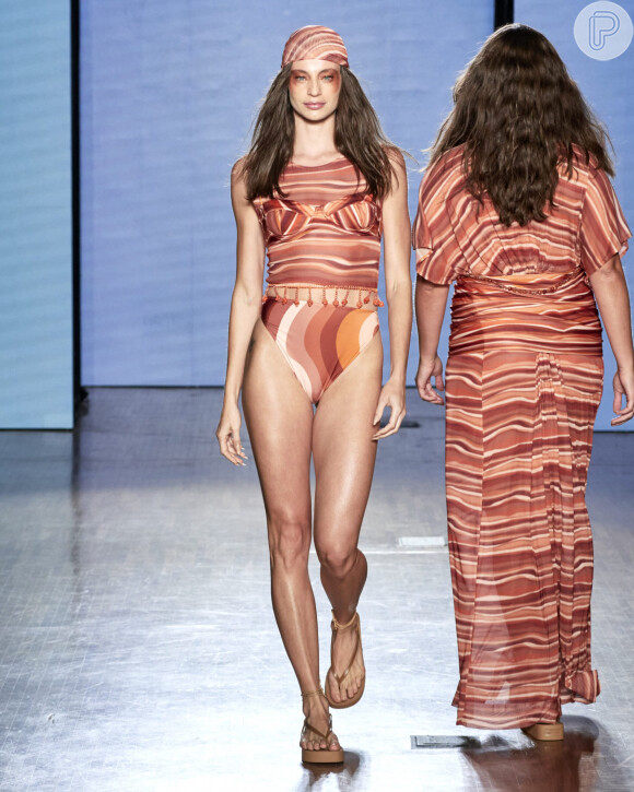 Maiô com estampa geométrica e franjas: esse beachwear combina trends para Verão 2023