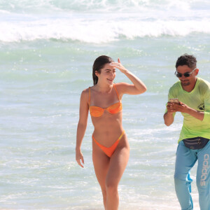 Jade Picon se diverte após posar para selfie com fã na praia da Barra da Tijuca
