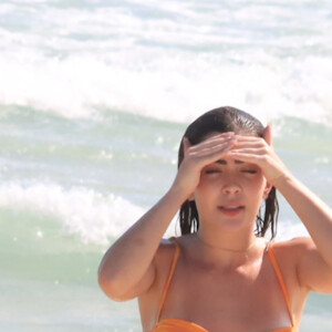Biquíni laranja de Jade Picon: peça de beachwear tinha modelagem asa-delta na parte de baixo
