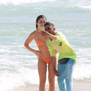 Jade Picon atende pedido de foto de fã após sair do mar em dia de praia