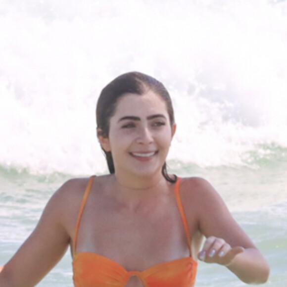 O biquíni usado por Jade Picon tinha degradê discreto de laranja e amarelo