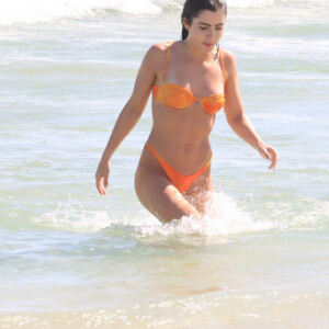 Jade Picon deixa o mar depois de mergulho com biquíni laranja