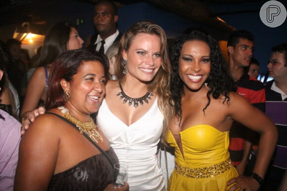 Natália Casassola posa ao lado de Cida, campeã do 'BBB4', e a ex-BBB Solange