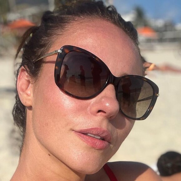 Paolla Oliveira exibiu a barriga sarada em foto de biquíni, mas esta não foi a parte do corpo que mais chamou a atenção dos seguidores