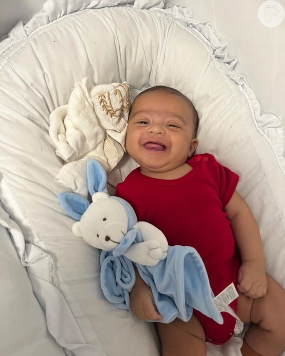 Com 2 meses, filho de Viviane Araujo está 'crescendo muito rápido', segundo internautas. 'Parem o tempo', brincou uma fã