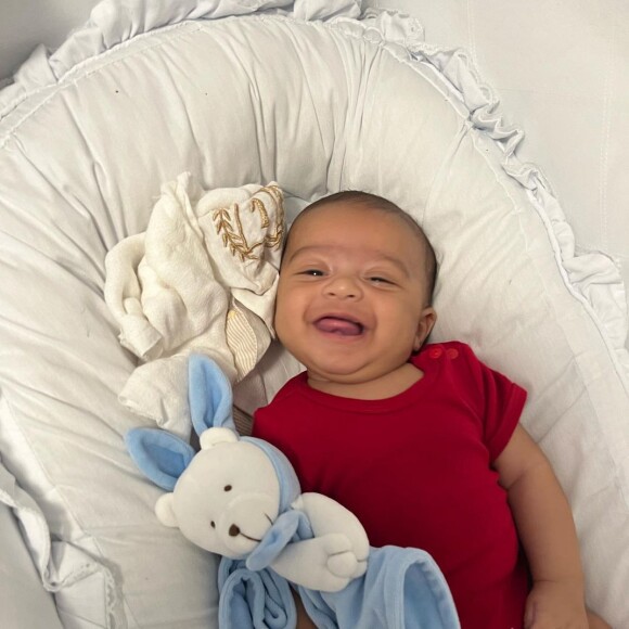 Com 2 meses, filho de Viviane Araujo está 'crescendo muito rápido', segundo internautas. 'Parem o tempo', brincou uma fã