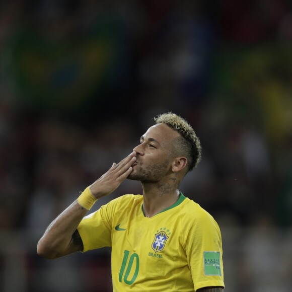 Neymar quer dar de presente a Jair Bolsonaro uma das camisas que utilizar durante o mundial