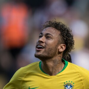 Neymar disse que faria o 22, número do candidato derrotado, com as mãos após o primeiro gol