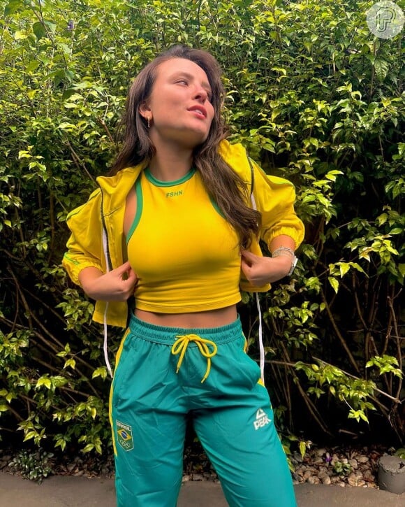 Look para torcer pelo Brasil na Copa do Mundo: Larissa Manoela usou cropped verde e amarelo e calça esportiva