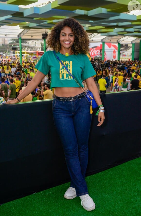 Cropped tipo t-shirt foi escolhido por Barbara Reis para torcer pelo Brasil