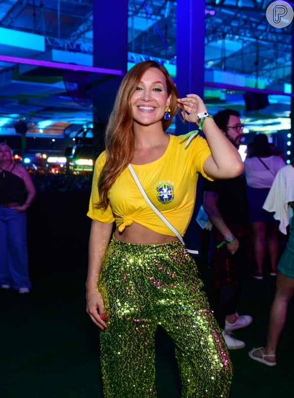 Look para Copa do Mundo com T-shirt amarrada vira um cropped fácil