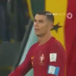 Cristiano Ronaldo foi flagrado com as mãos dento do calção durante a partida de Portugal