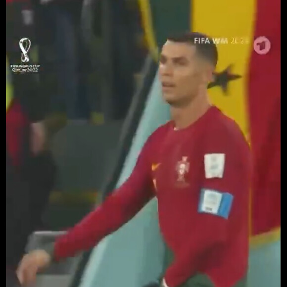 Cristiano Ronaldo foi flagrado com as mãos dento do calção durante a partida de Portugal