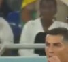 Cristiano Ronaldo retirou a mão do calção e colocou algo na boca
