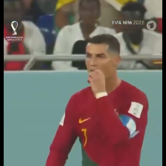 Cristiano Ronaldo retirou a mão do calção e colocou algo na boca
