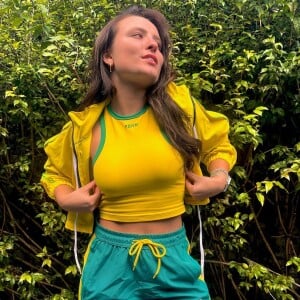 Brazilcore: Larissa Manoela adotou tendência e incorporou o verde e amarelo em look