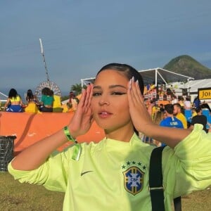 Brazilcore: Giullia Buscacio adotou tendência e incorporou o verde e amarelo em look