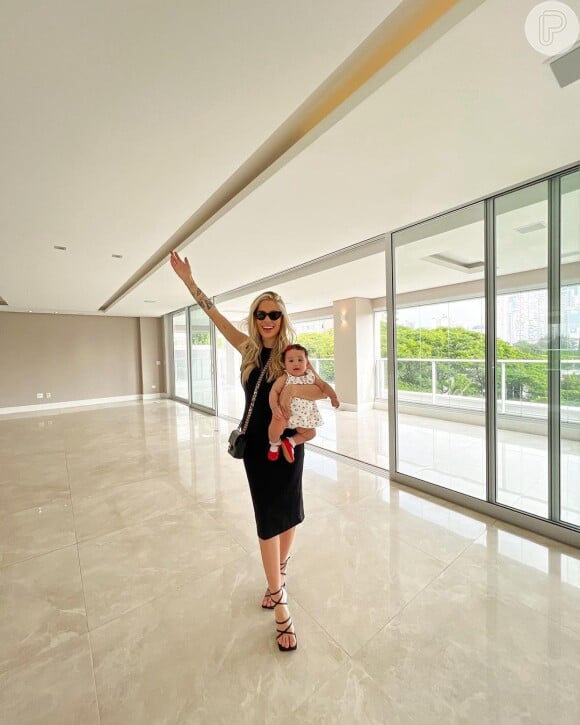 Karoline Lima voltou a morar no Brasil com a filha