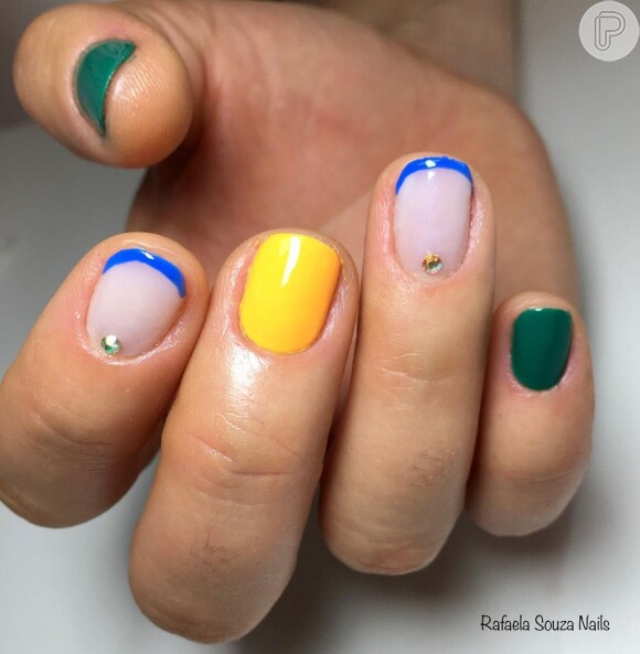 Unha decorada para Copa do Mundo: strass dá um quê glam a essa nail art