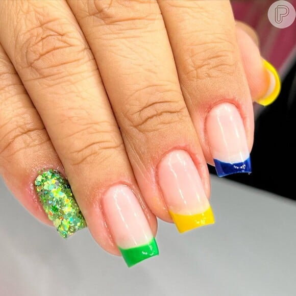 Unha decorada para Copa do Mundo: francesinha em três cores diferentes e glitter é versão marcante de nail art