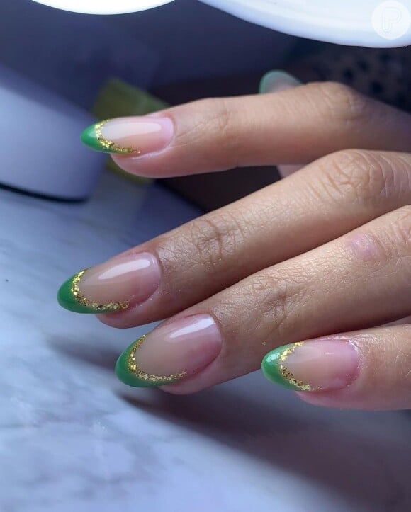 Unha decorada para Copa do Mundo: verde pastel e dourado se aliam nessa nail art minimalista e delicada