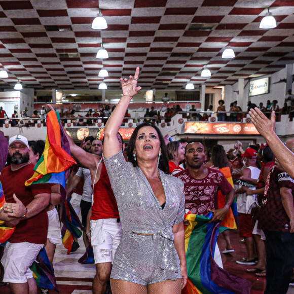 Viviane Araujo caiu no samba em ensaio na quadra do Salgueiro