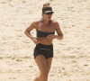 Dia de treino: Grazi Massafera correu nas areias da praia