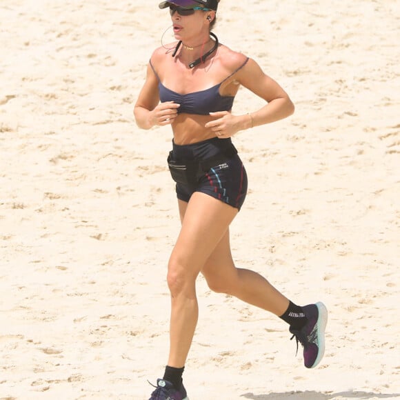 Grazi Massafera mostrou disposição em dia de corrida na praia