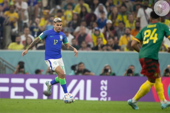 Bruno Guimarães também entrou em campo na derrota do Brasil para Camarões na Copa do Mundo 2022